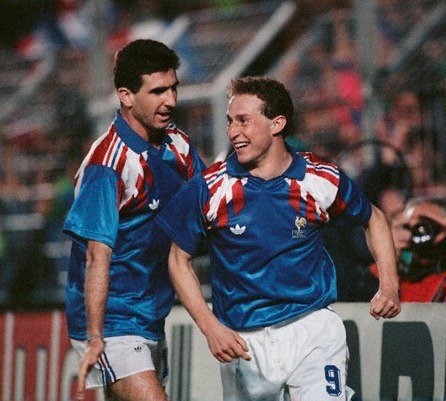 En février 1990 grâce à des buts de JPP et Cantona, les français battent en match amical, les futurs champions du Monde. Où avait lieu ce match ?