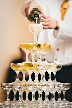 Quelle opération permet d'éviter de faire déborder les flûtes lorsqu'on sert sert le champagne en grandes quantités, en fontaine ?
