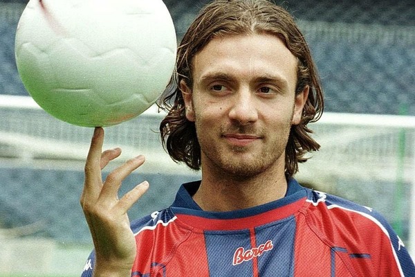 En 1997, il rejoint le FC Barcelone. Qui est alors son nouvel entraîneur ?