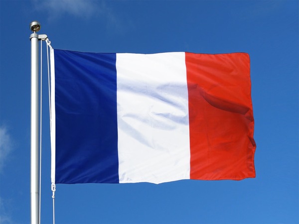 Quelle couleur du drapeau français n'est pas présente sur celui de l'Angleterre ?