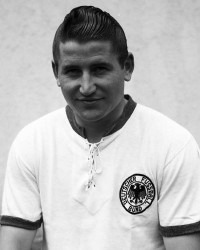 Qui est cet Allemand, auteur de 6 buts lors du Mondial 58 ?