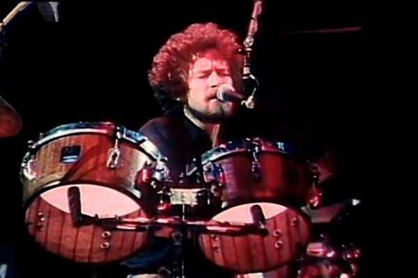 Avec quel groupe Don Henley a-t-il joué de la batterie et interprété "Hotel California" ?