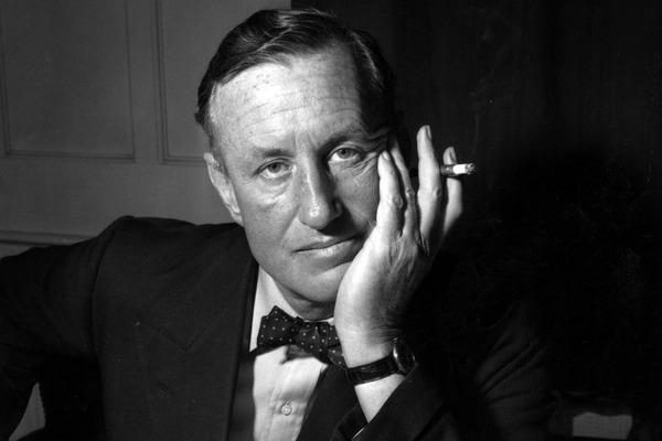 Qui est ce romancier britannique qui a créé James Bond en 1953 ?