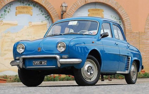 Quelle est cette voiture de la firme Renault, qui sort en mars cette année-là ?