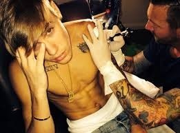 Combien Justin a-t-il de tatouages ?