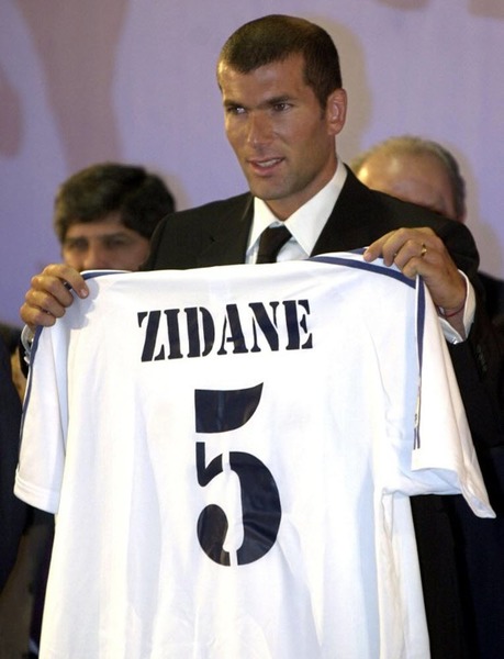 En 2001, Zinédine rejoint le Real Madrid qui sera son dernier club pro.