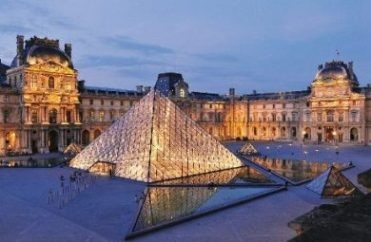 Commandé par François Mitterrand en 1983, cet ouvrage a été conçu par l'architecte sino-américain Ieoh Ming Pei :