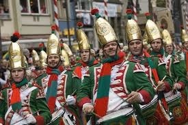 Pendant le carnaval de Bâle,  quels instruments résonnent ?