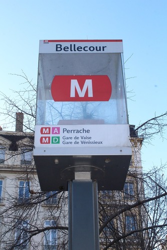 Combien de bouches comporte la station Bellecour ?