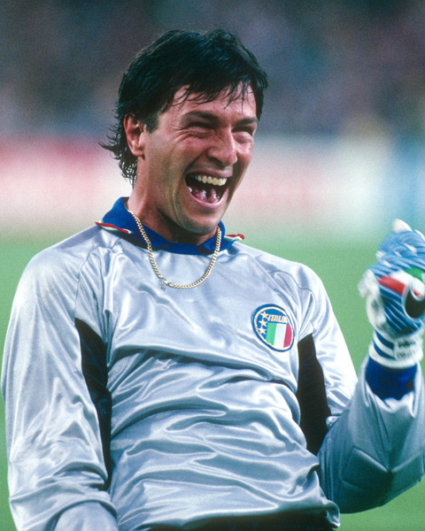 En 1990, ce gardien italien est resté 517 minutes consécutives sans encaisser le moindre but. C'est ?