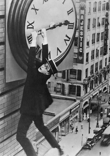 En 1923 dans "Safety last", il se retrouve pendu à cette horloge. C'est ?