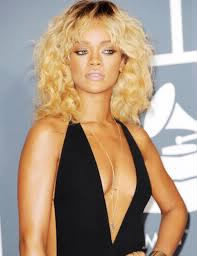 Dans le clip diamonds de Rihannah, elle a les cheveux ?