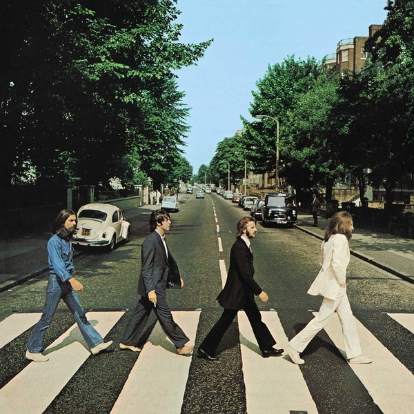 Qui sont ces célèbres musiciens traversant Abbey Road ?