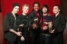 Quel NRJ Music Award reçoit le groupe en 2004 ?
