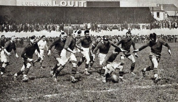 Qui a inscrit le premier essai de l'équipe de France de rugby à XV à Lescure ?