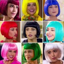 Porque Estefânia mais conhecida como tia perucas cada dia está com uma cor diferente de visual ?