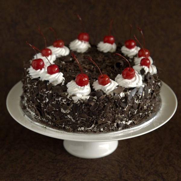 Un gâteau composé d’une base de génoise au cacao parfumée au kirsch, garnie de cerises au sirop et de crème chantilly s’appelle…
