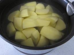 Est-ce que Tal aime les pommes de terre à l'eau ?