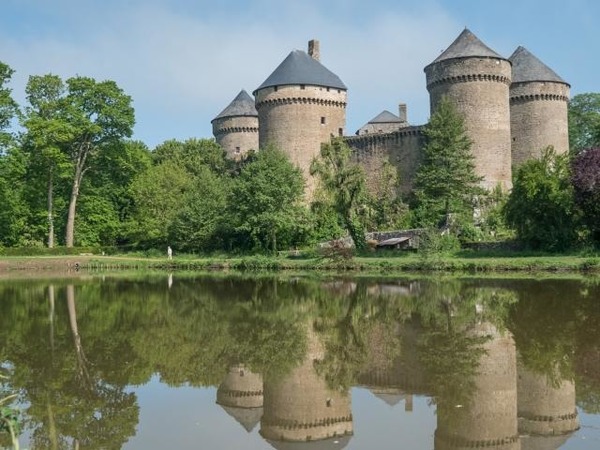 Quel château de Mayenne composé de huit tours fut construit en seulement une année ?