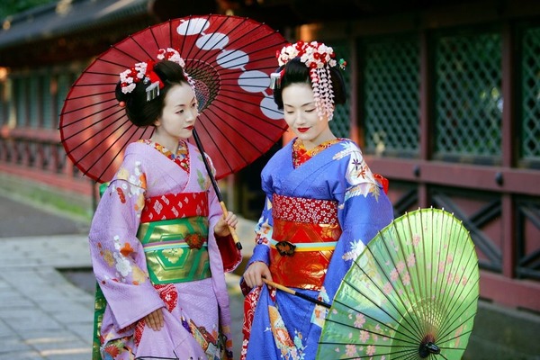 Quelles dames de compagnie consacrent leur vie aux arts traditionnels japonais ?