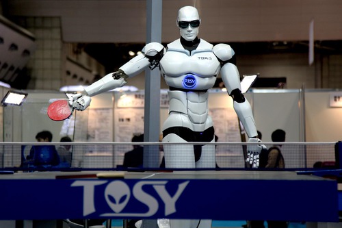 Comment s'appelle le premier robot joueur de ping-pong ?