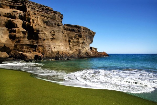 De quelle couleur est la plage de Papakolea, à Hawaï ?
