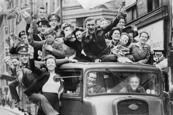 Le 8 mai 1945, c’est la victoire alliée sur l’Allemagne nazie.