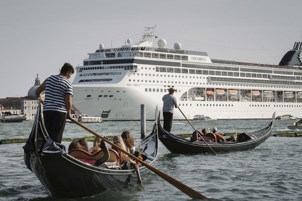 Combien de navires de croisière font escale chaque année à Venise ?