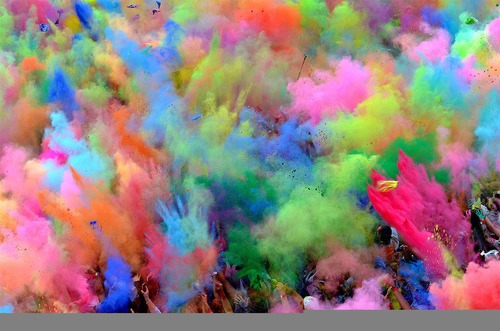 Comment appelle-t-on en Inde, la "Fête des couleurs", qui célèbre le début de la nouvelle année, en février-mars ?
