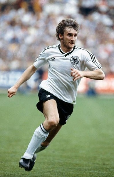 Il a fait partie de l'effectif allemand qui a disputé le Mondial 82.