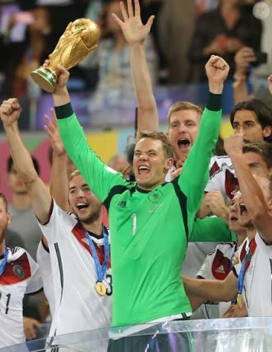 Pour quel club l'allemand Manuel Neuer a-t-il disputé plus de 600 matchs ?