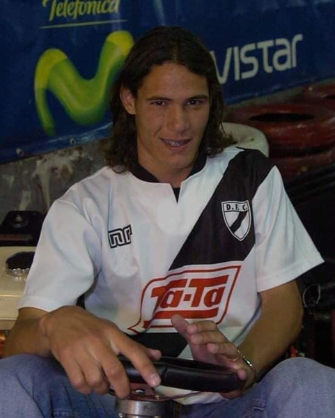 Quel est ce club urugayen dans lequel Edinson a débuté sa carrière pro en 2005 ?