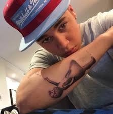 De quelle oeuvre d'art est inspiré le nouveau tatouage de Justin ?