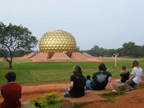 Quelle journaliste a participé à la création du pavillon de la culture tibétaine à Auroville ?