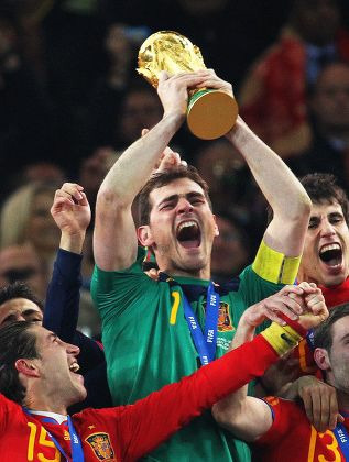 Gardien et capitaine espagnol Champion du Monde 2010, il s'agit de ?