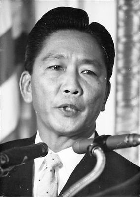 Le 25 février, quel pays met fin à la dictature de Ferdinand Marcos ?