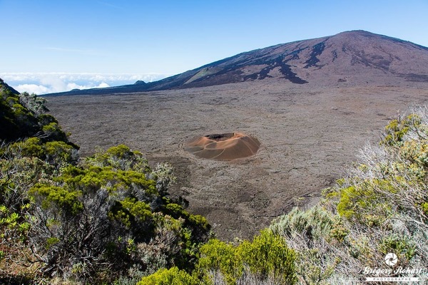Sur l’île de La Réunion, quel est le volcan actif culminant à 2 632 mètres d’altitude ?