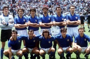 Quelle grosse équipe l' Italie, tenante du titre, accompagne-t-elle dans le groupe A ?