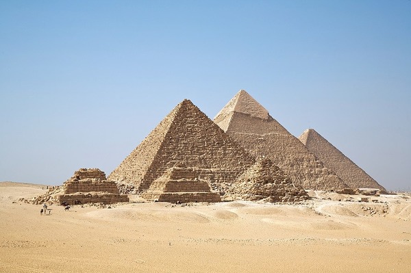 Ces 3 petites pyramides à côté de la Pyramide de Mykérinos sont quoi ?