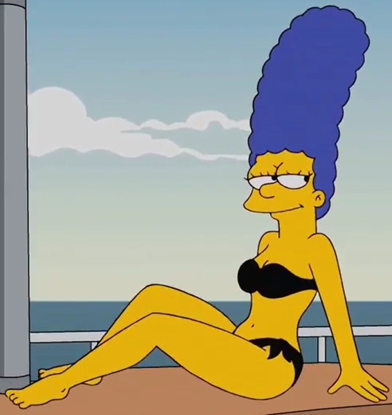 Dans sa tenue habituelle, elle porte au cou un collier de perles.....