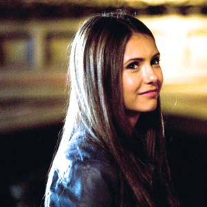 Dans la série, quel vampire rencontre Elena en premier ?