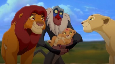Lorsque Rafiki fait la naissance de Kiara, Timon et Pumba sont en haut du Rocher des Lions.