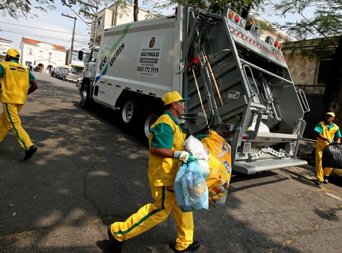 Qual é a profissão em que quem a exerce trabalha recolhendo sacos de lixos das casas e jogando-os em um caminhão?