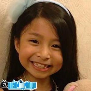 Originaire de Hong Kong, cette petite chanteuse chinoise a fait bien du chemin depuis ses débuts à l'âge de cinq ans, comment s'appelle-t-elle ?