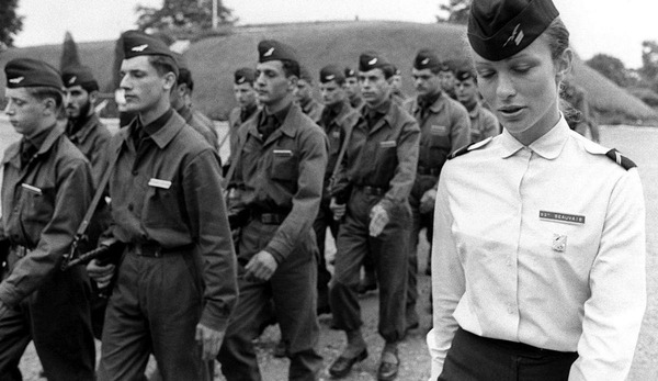 Le 9 juillet en France, la durée du Service Militaire est ramenée à...
