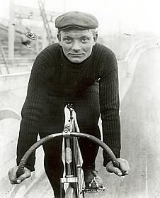 En 1904, ce Français remporte le Tour à seulement 19 ans. Il s'agit de :