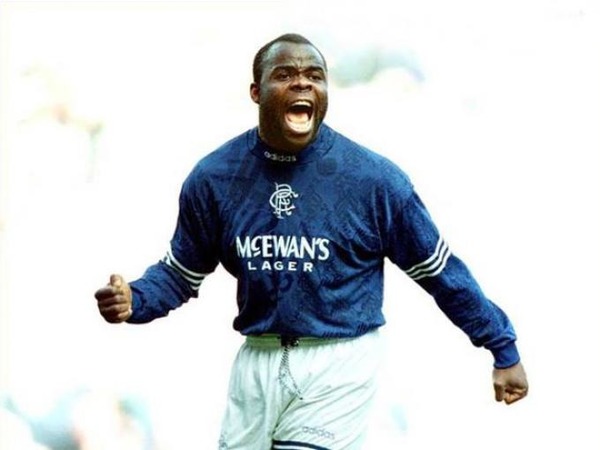 Lors de la saison 94-95, il porte les couleurs des Glasgow Rangers. Quel trophée a-t-il remporté ?