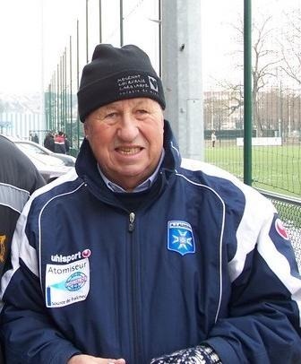 Guy Roux est l'entraîneur qui a dirigé le plus de matchs en Championnat de France.