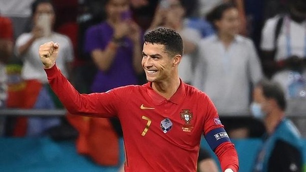 Quel footballeur portugais compte cinq ballons d’or ?