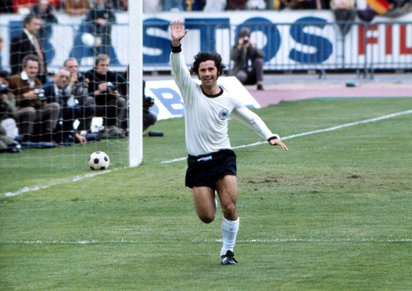 Cet allemand termine meilleur buteur de l'Euro de 1972. Il s'agit de ?